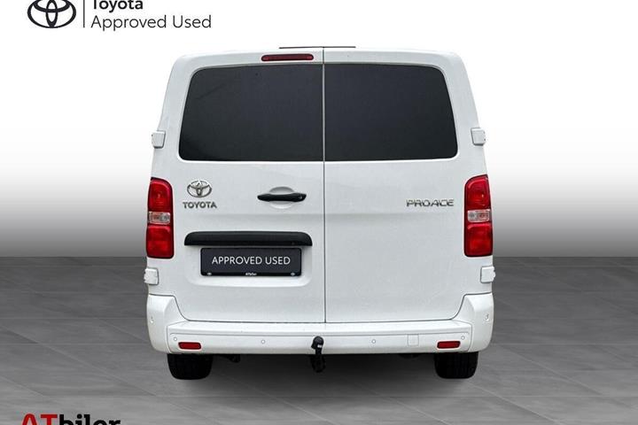 Hvid Toyota ProAce fra 2020 set udefra