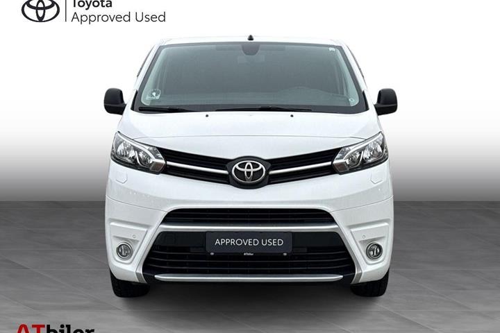 Hvid Toyota ProAce fra 2020 set udefra