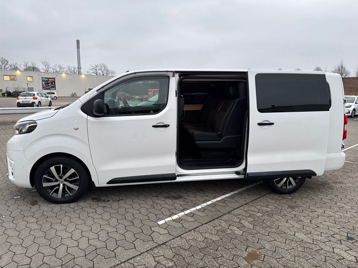 Hvid Toyota ProAce fra 2020 set udefra