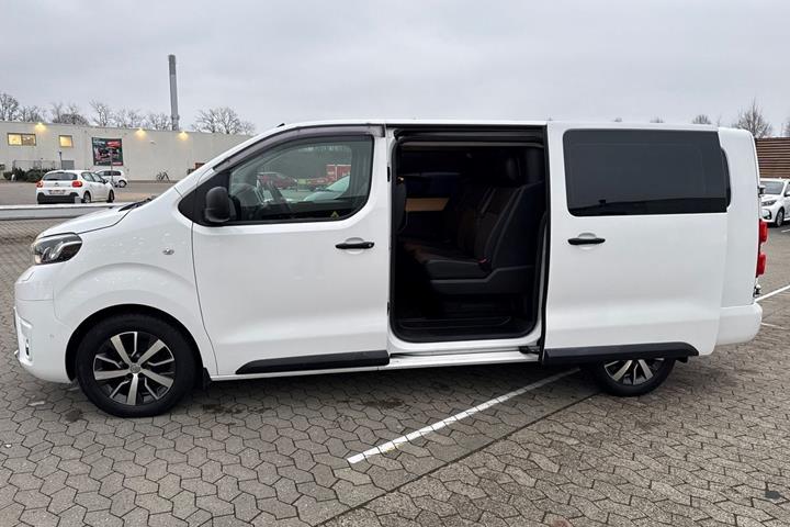 Hvid Toyota ProAce fra 2020 set udefra