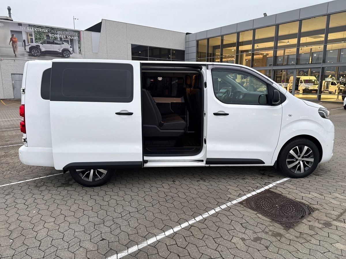 Hvid Toyota ProAce fra 2020 set udefra