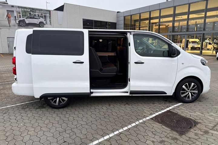 Hvid Toyota ProAce fra 2020 set udefra