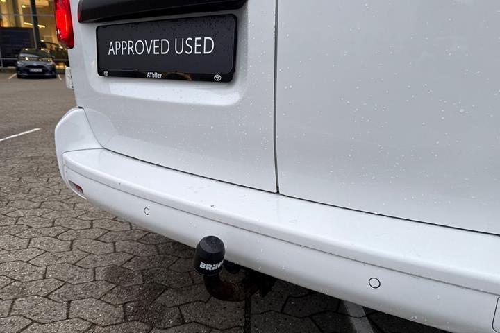 Hvid Toyota ProAce fra 2020 set udefra