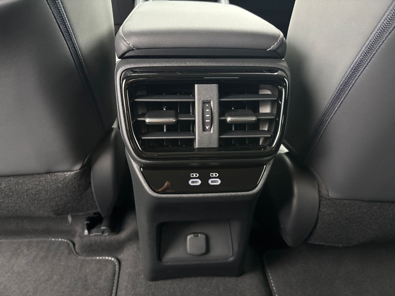 Hvid Lexus RZ fra 2025