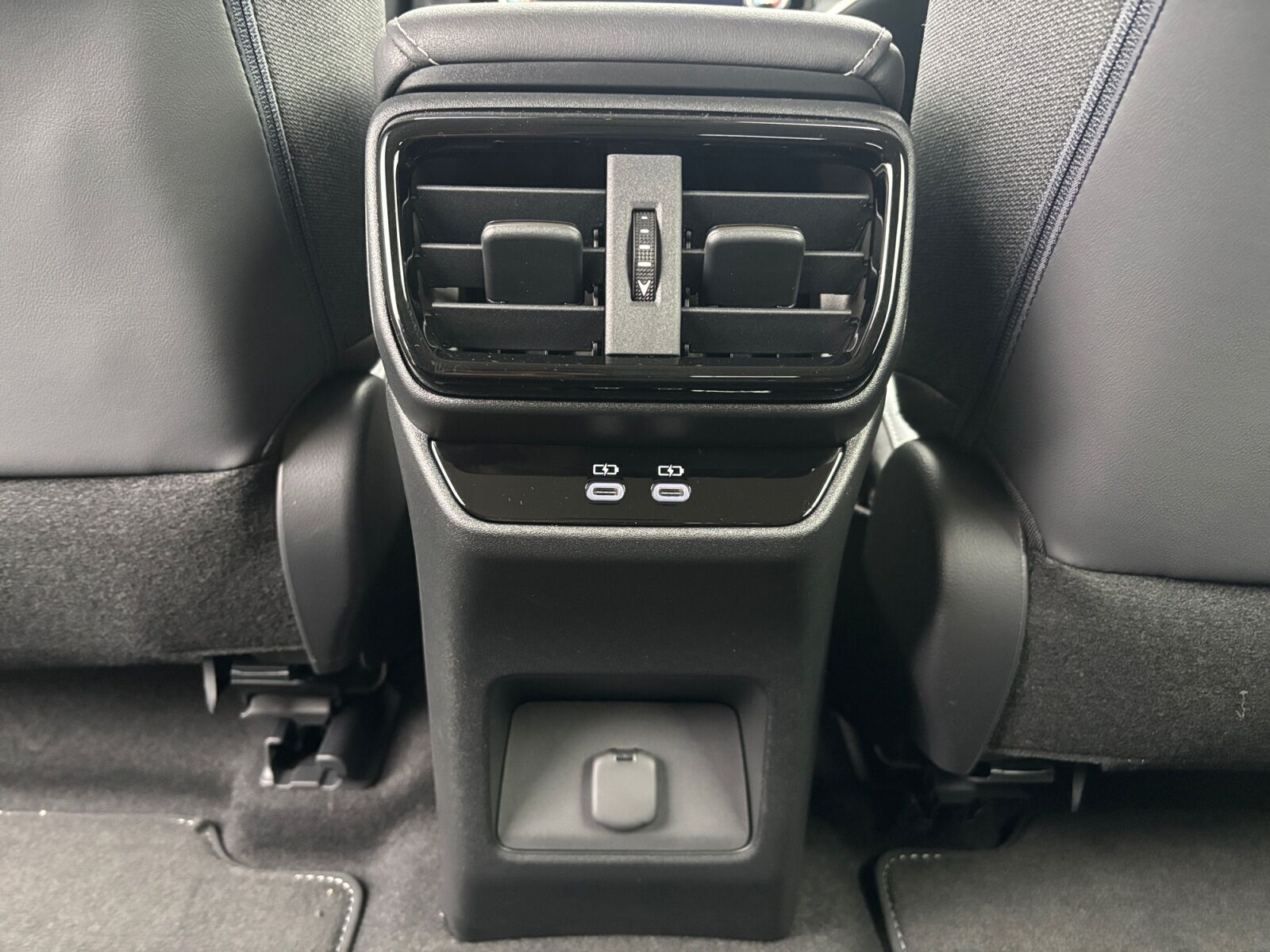 Hvid Lexus RZ fra 2025