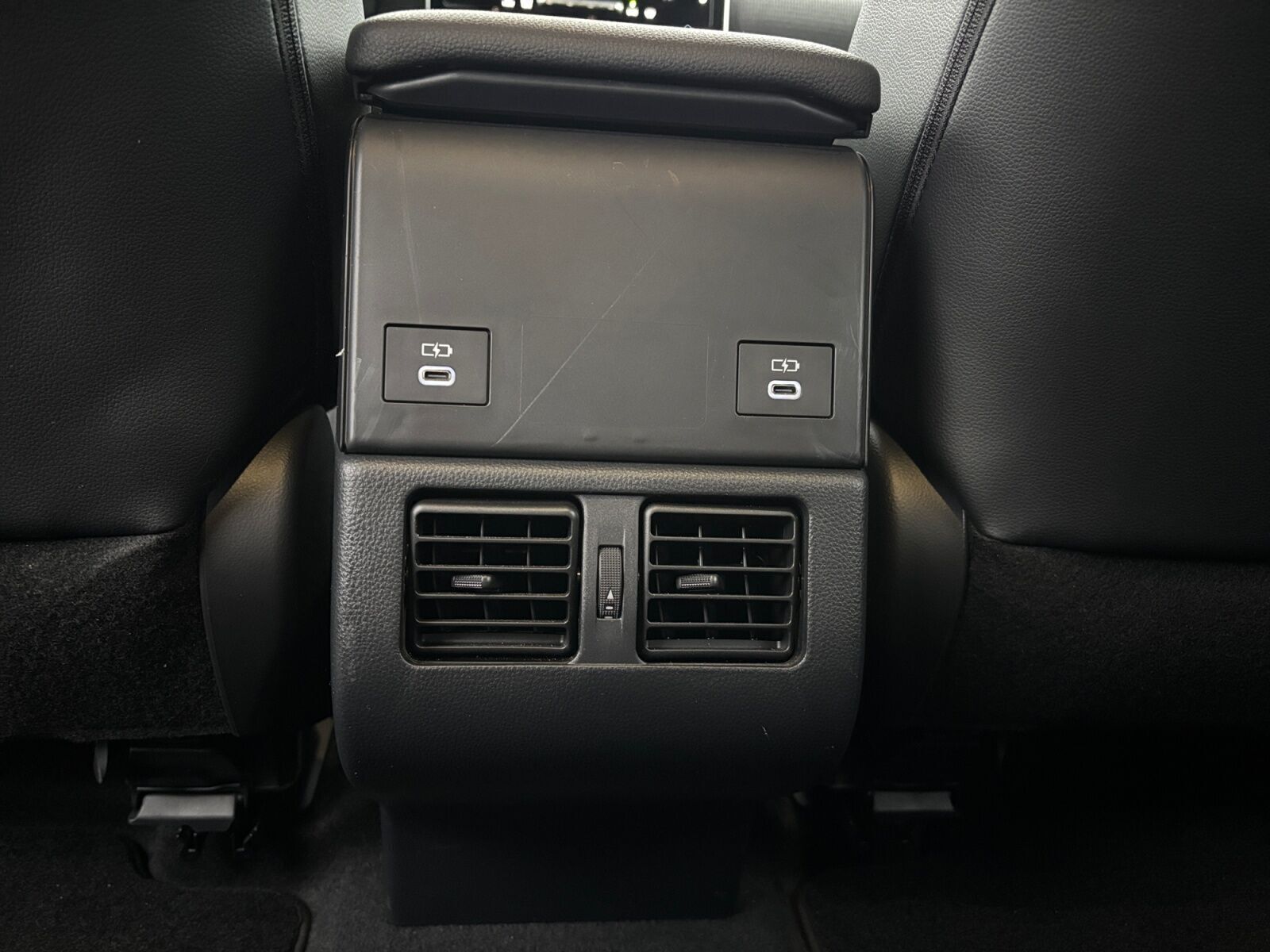 Hvid Toyota BZ4X fra 2025