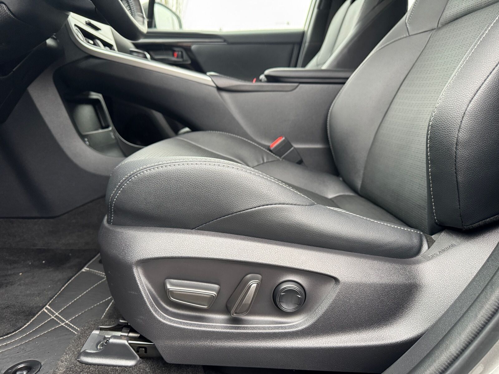 Grå Toyota BZ4X fra 2025