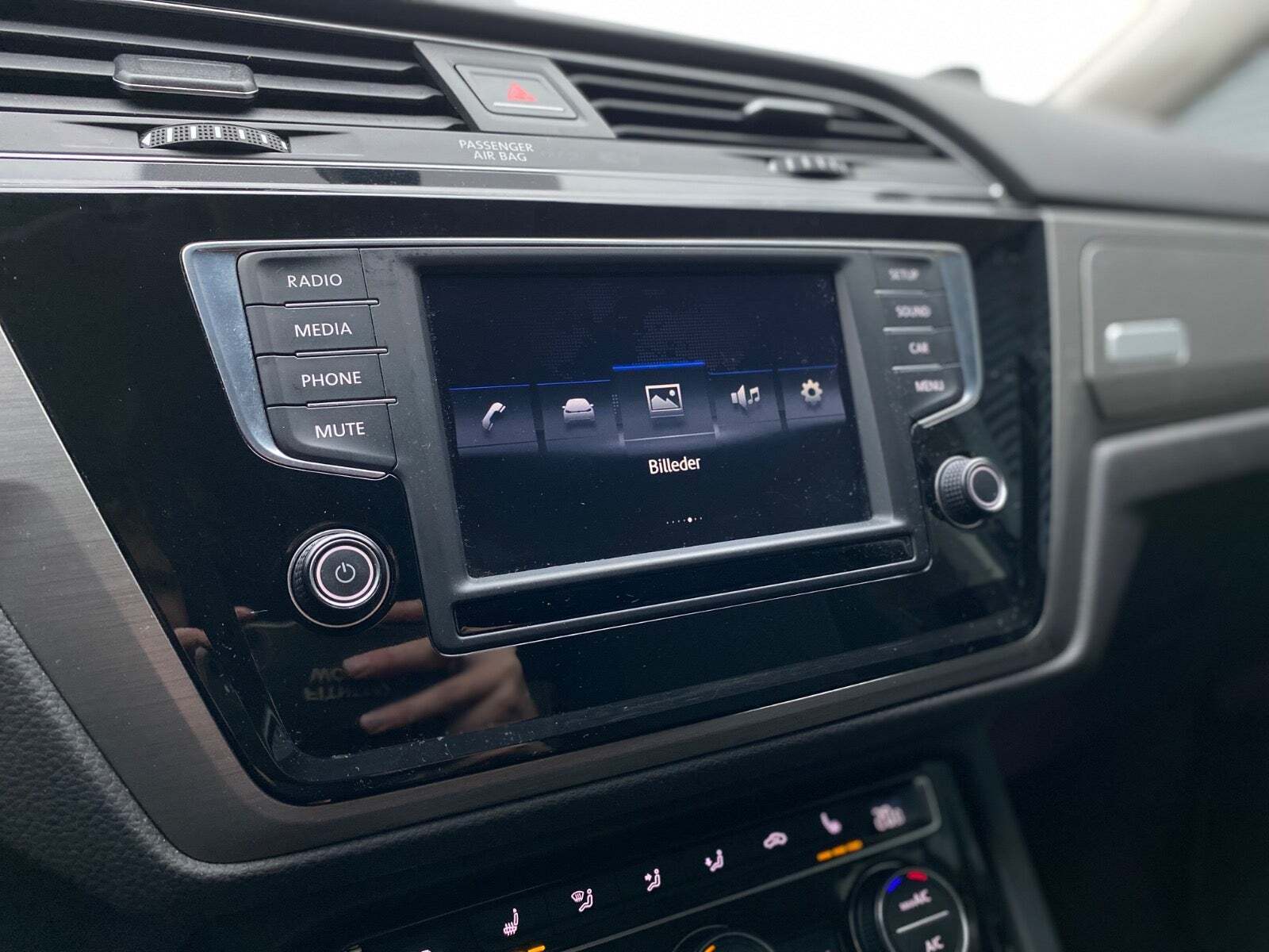 Grå VW Touran fra 2017