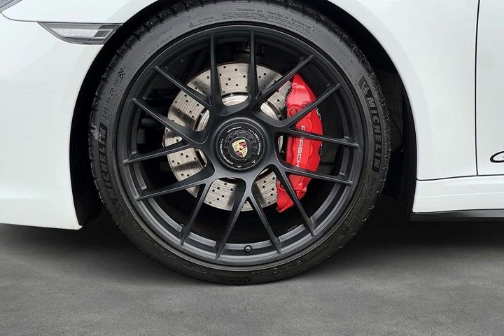 Hvid Porsche 911 Carrera GTS fra 2018 set udefra