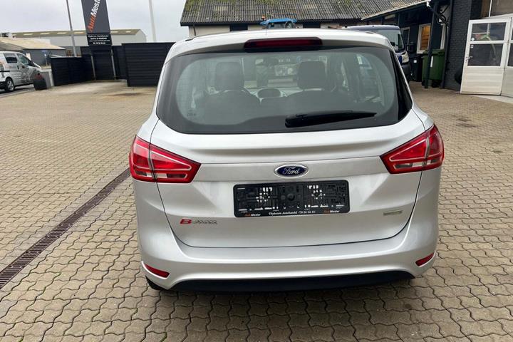 Gul Ford B-MAX fra 2015 set udefra