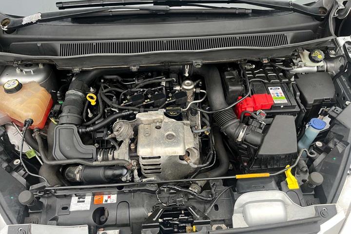Gul Ford B-MAX fra 2015 set udefra