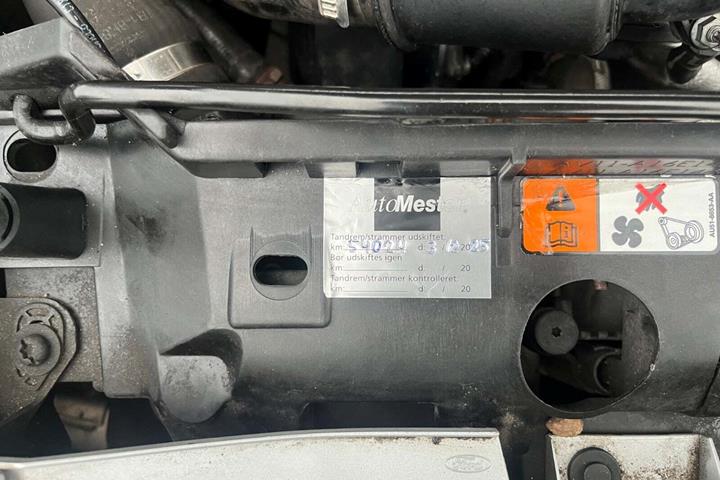 Gul Ford B-MAX fra 2015 set udefra