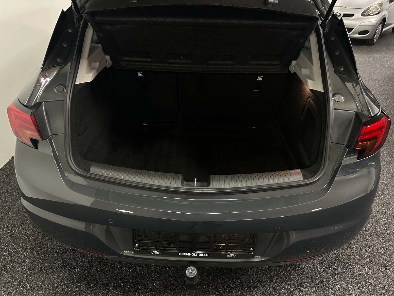 Grå Opel Astra fra 2016