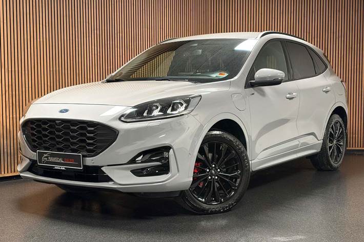 Grå Ford Kuga fra 2024 set udefra