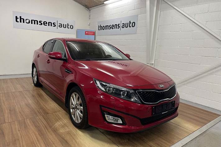 Rød Kia Optima fra 2015 set udefra