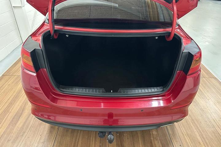 Rød Kia Optima fra 2015 set udefra