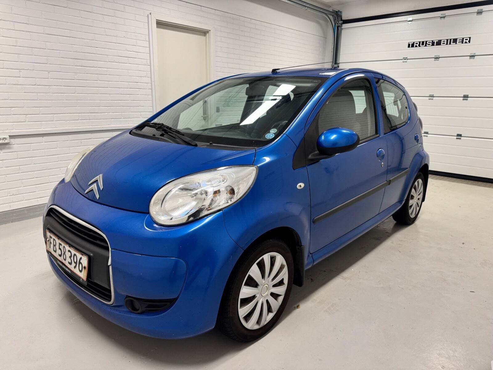 Blå Citroën C1 fra 2011 set udefra