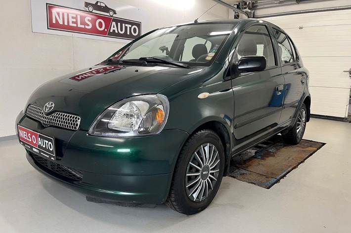 Grøn Toyota Yaris fra 2002 set udefra