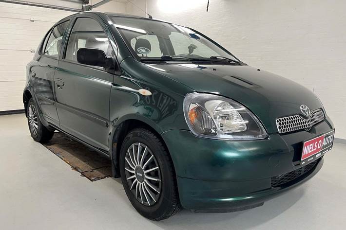 Grøn Toyota Yaris fra 2002