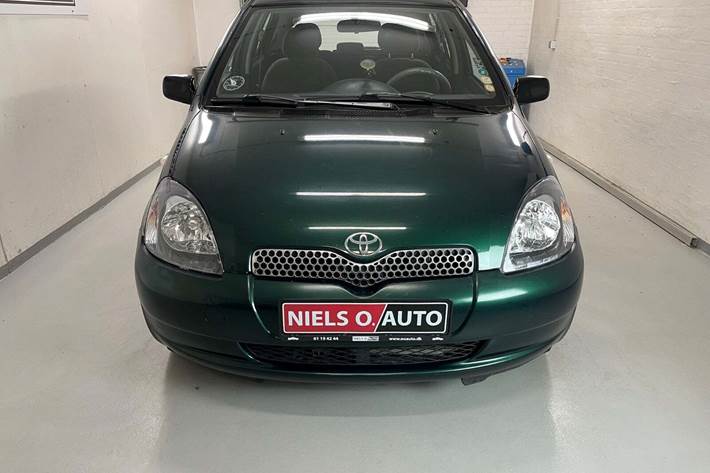 Grøn Toyota Yaris fra 2002