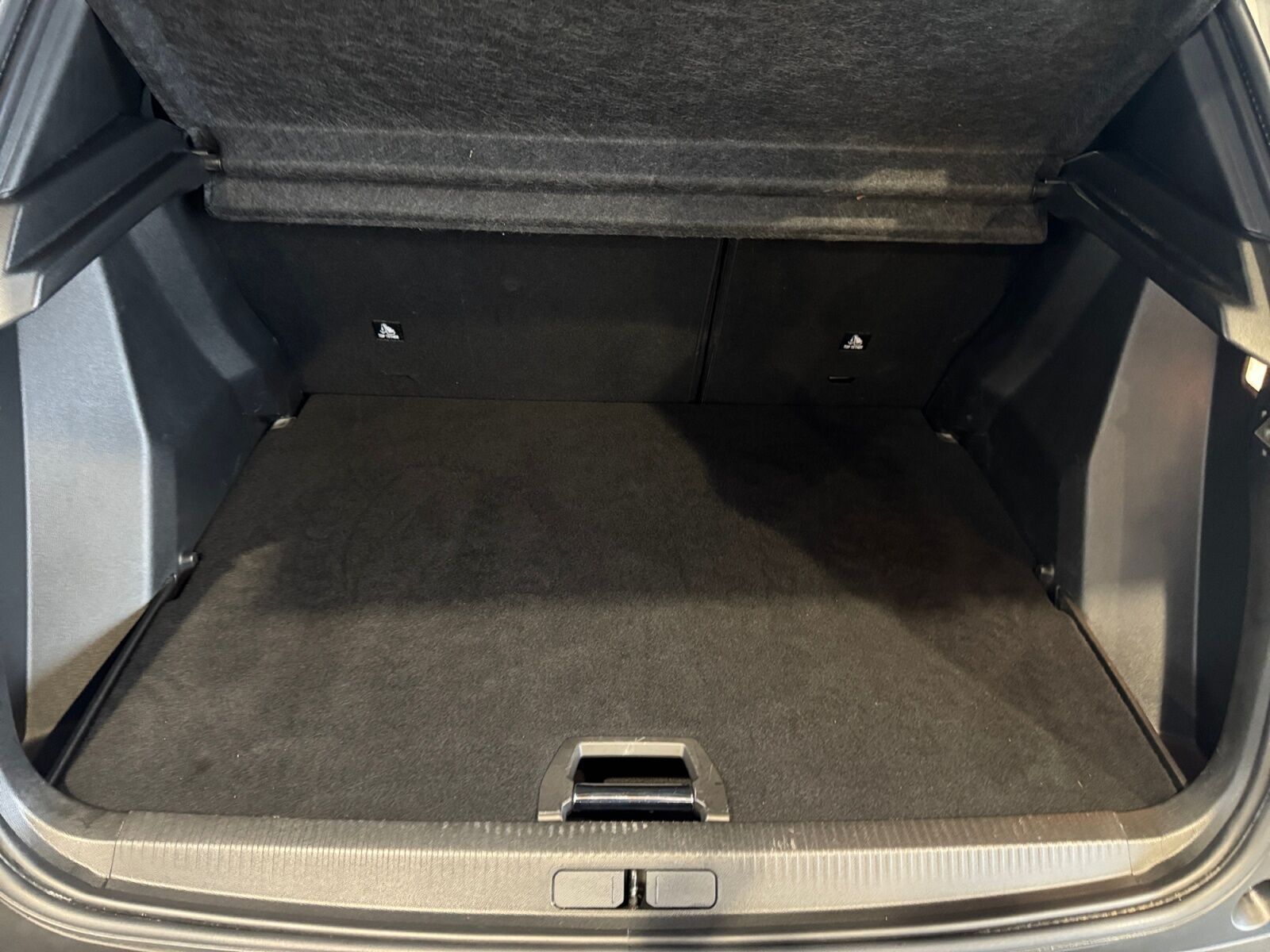 Hvid Peugeot e-2008 fra 2021