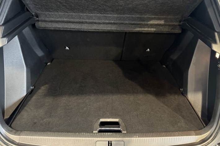 Hvid Peugeot e-2008 fra 2021