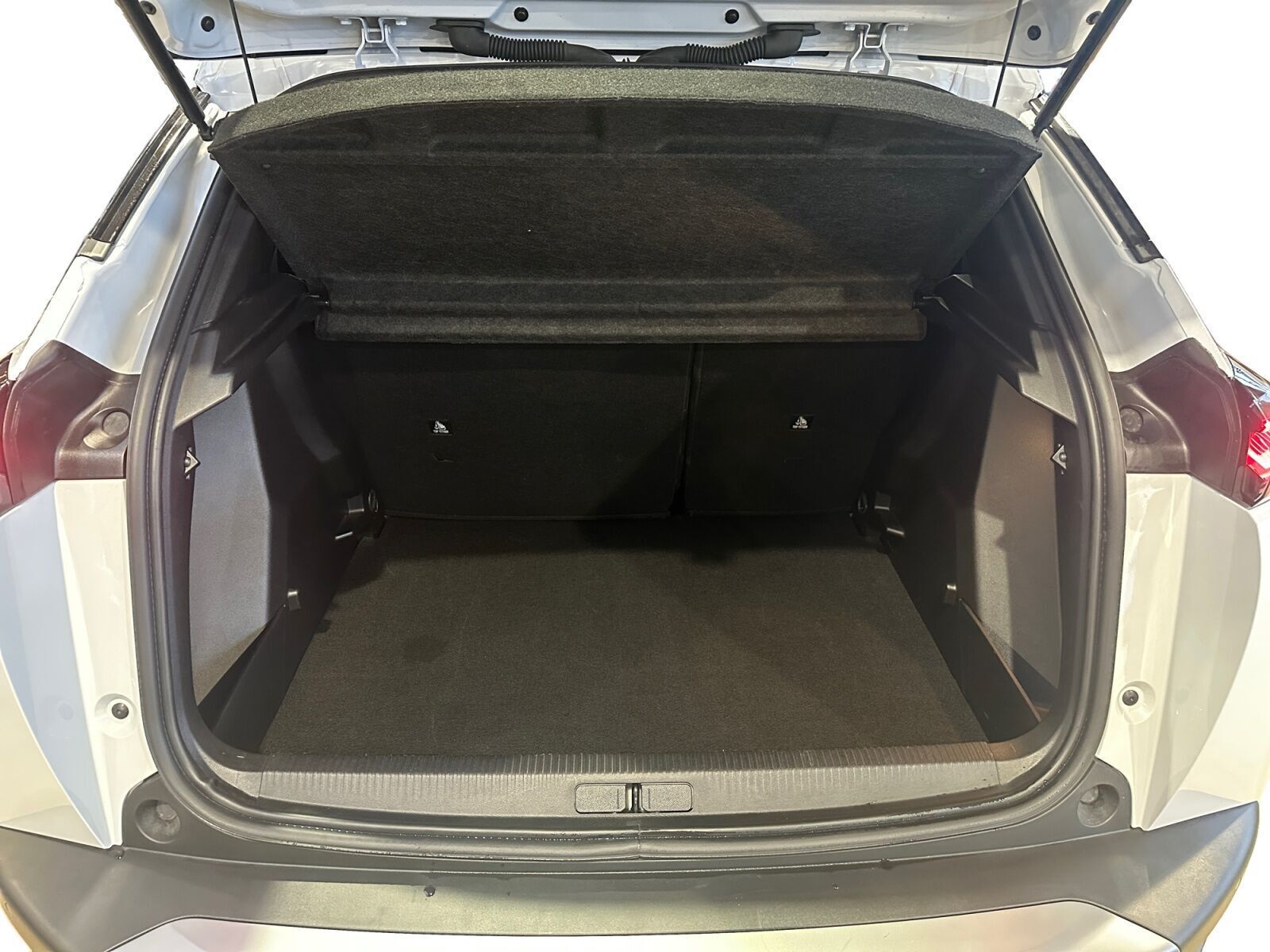 Hvid Peugeot e-2008 fra 2025