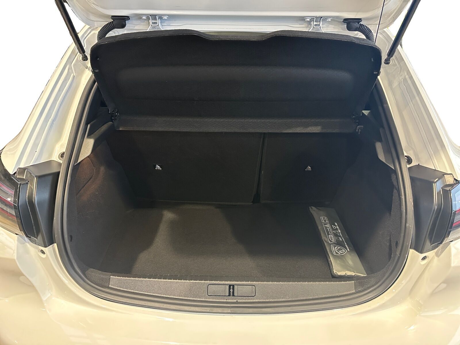 Hvid Peugeot e-208 fra 2025