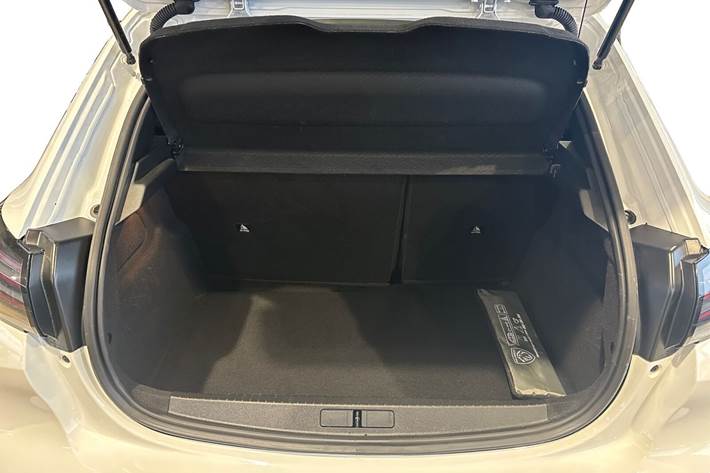 Hvid Peugeot e-208 fra 2025