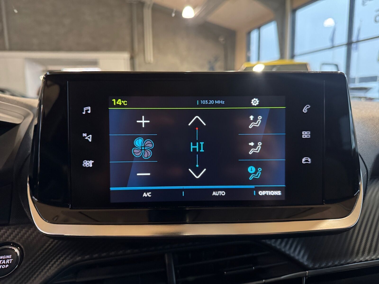 Orange Peugeot e-2008 fra 2022