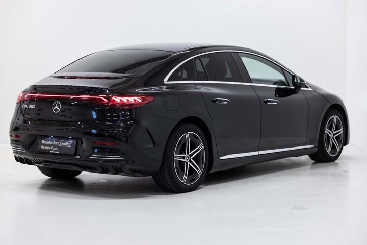Sort Mercedes EQE350 fra 2024