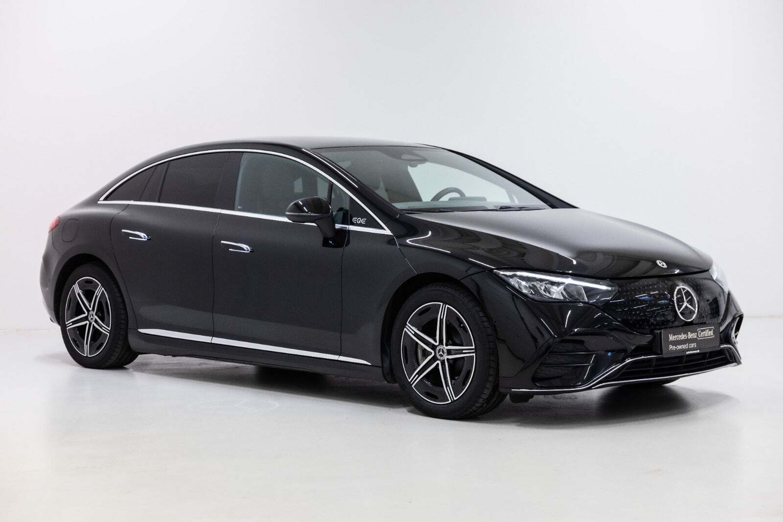 Sort Mercedes EQE350 fra 2024