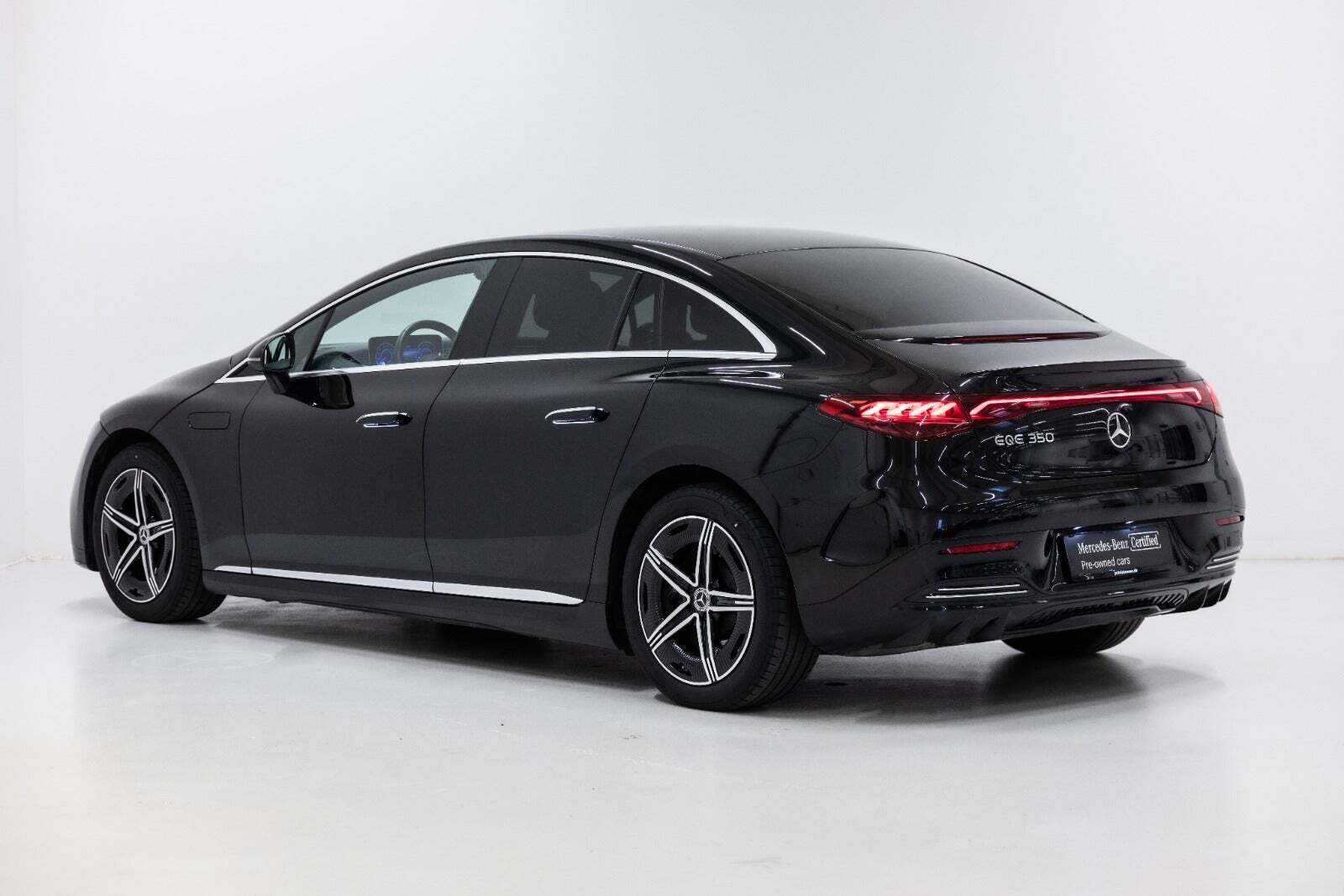 Sort Mercedes EQE350 fra 2024