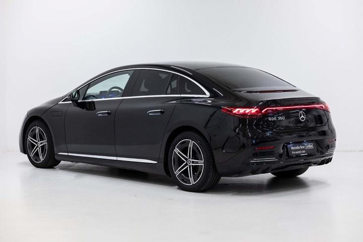 Sort Mercedes EQE350 fra 2024