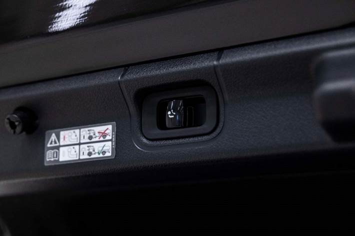 Sort Mercedes EQE350 fra 2024