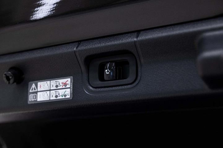 Sort Mercedes EQE350 fra 2024