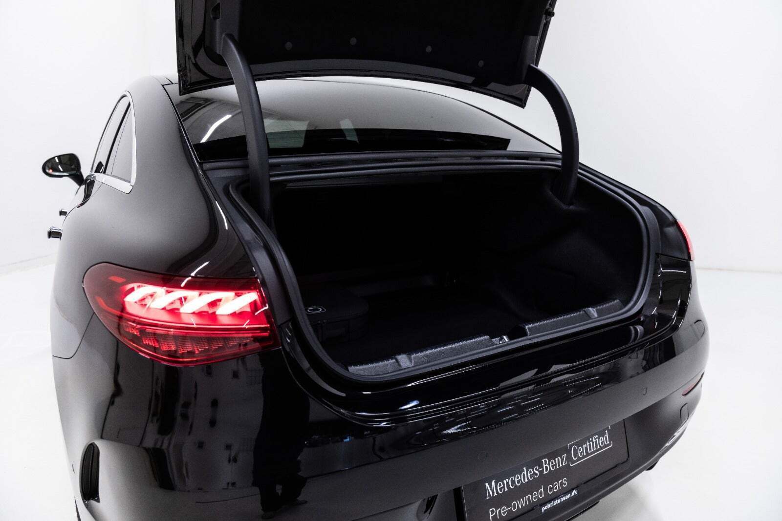 Sort Mercedes EQE350 fra 2024