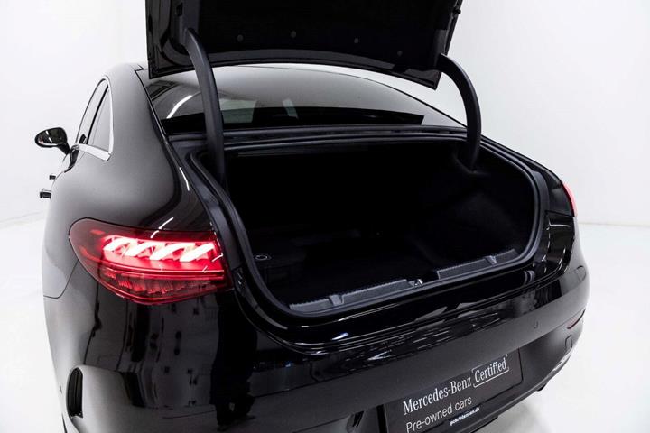 Sort Mercedes EQE350 fra 2024