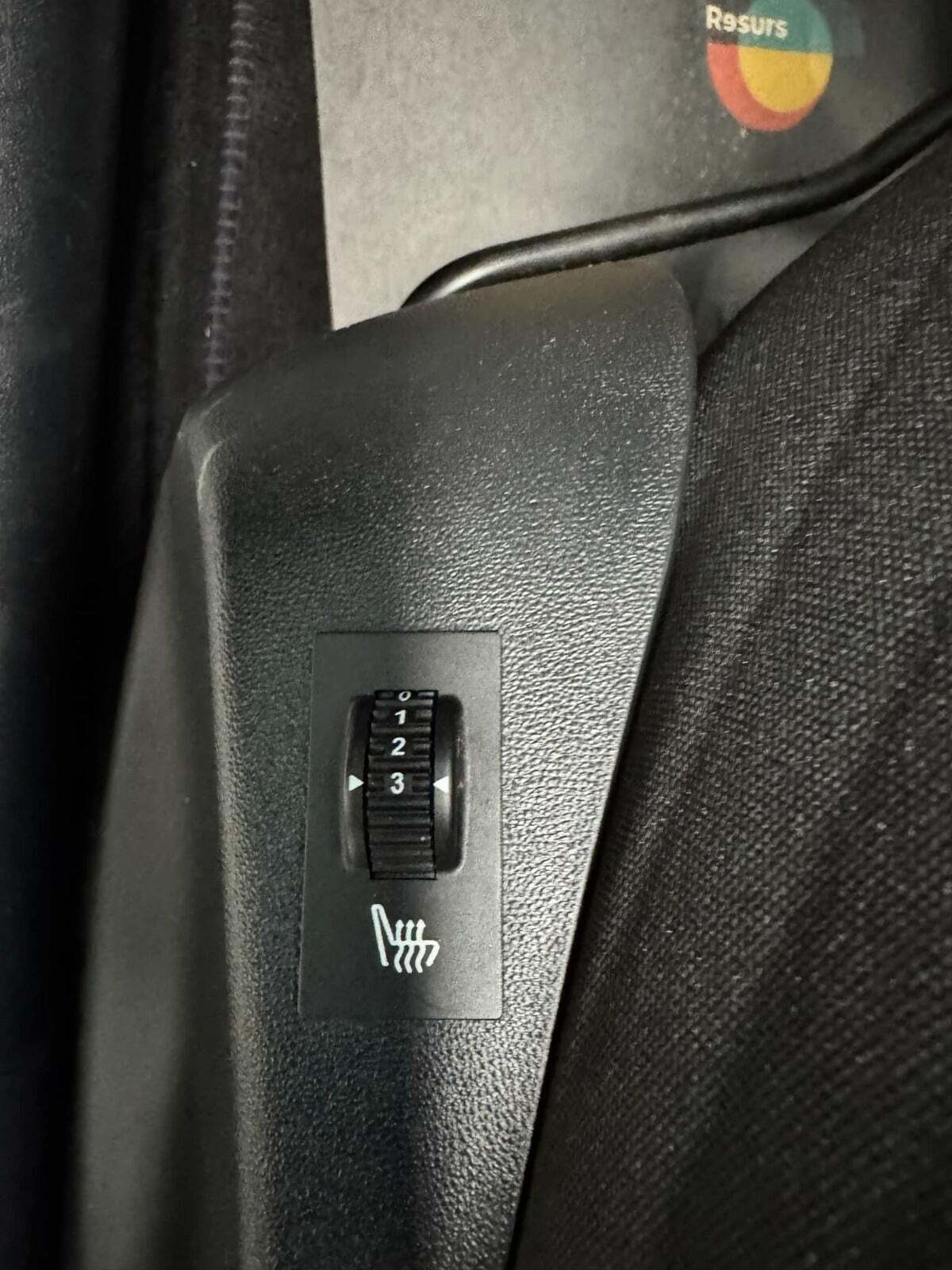 Grå Peugeot 208 fra 2015