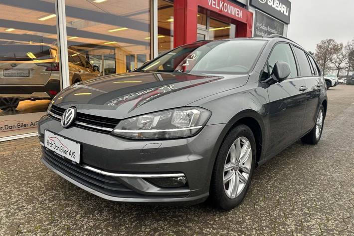 Grå VW Golf VII fra 2018 set udefra