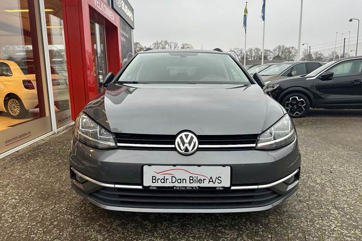 Grå VW Golf VII fra 2018 set udefra