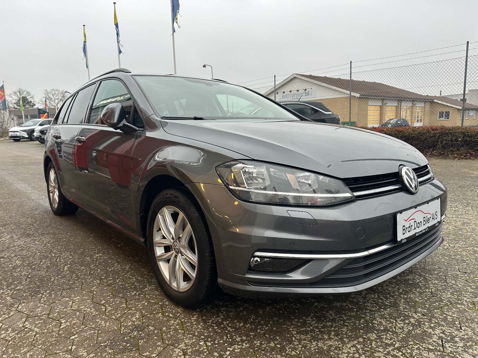 Grå VW Golf VII fra 2018