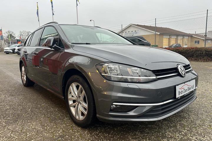Grå VW Golf VII fra 2018