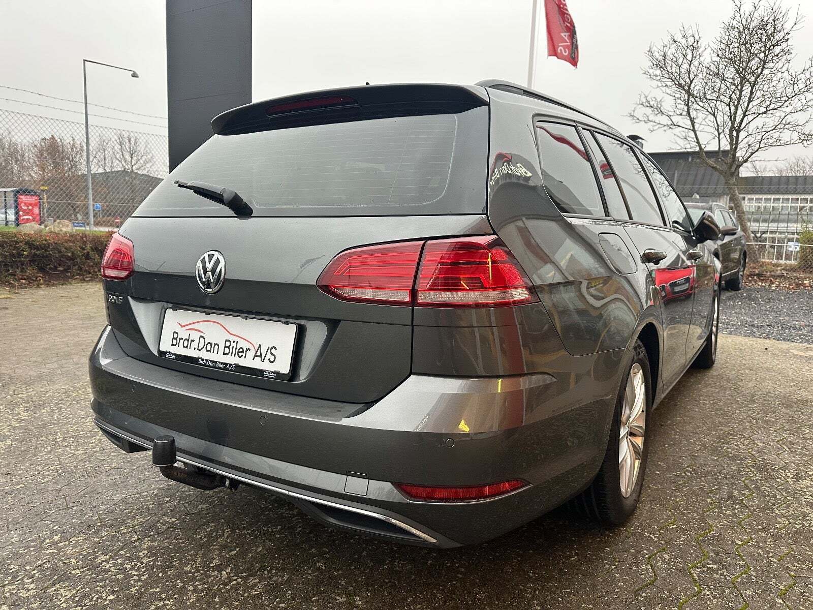 Grå VW Golf VII fra 2018 set udefra