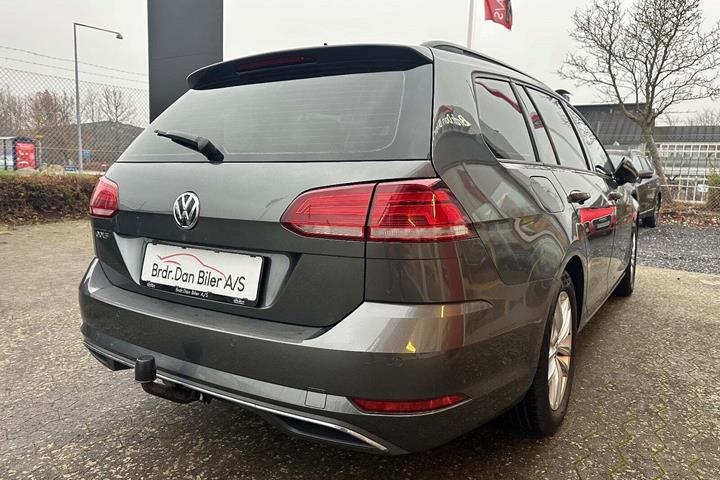 Grå VW Golf VII fra 2018 set udefra