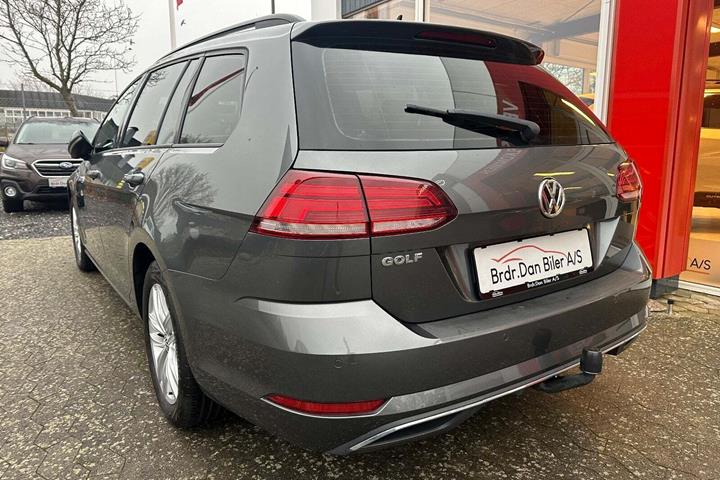 Grå VW Golf VII fra 2018
