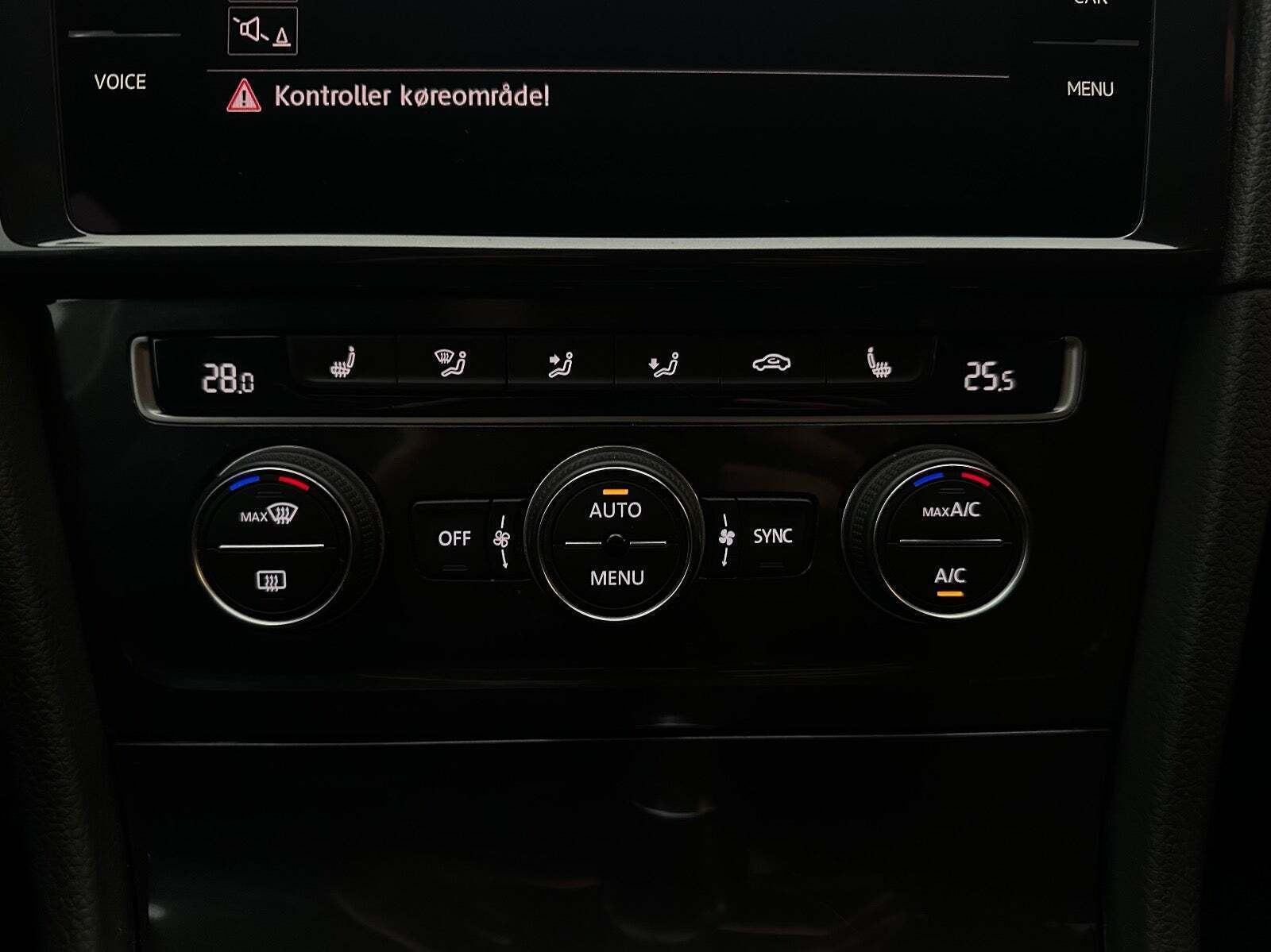 Grå VW Golf VII fra 2018 set indefra