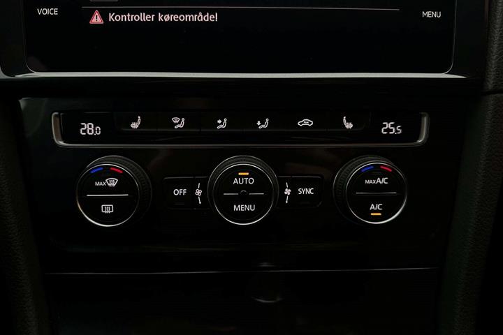 Grå VW Golf VII fra 2018 set indefra