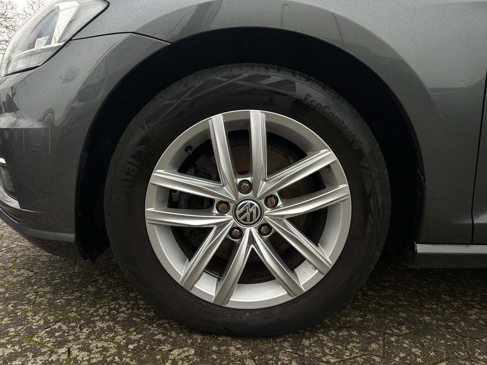 Grå VW Golf VII fra 2018 set udefra