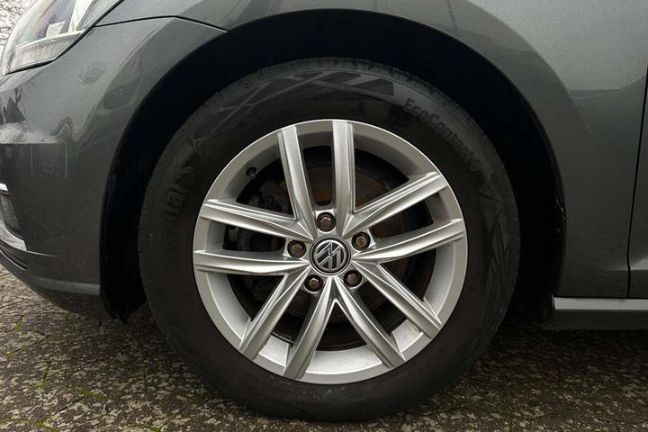 Grå VW Golf VII fra 2018 set udefra